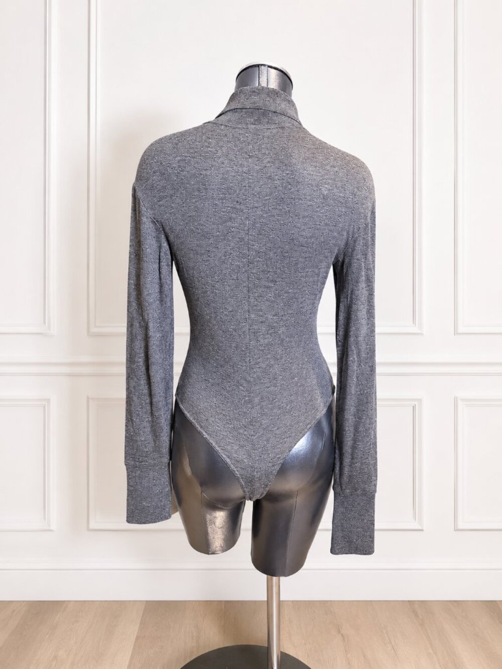 Stunning OZBEK  Gray Long Sleeve Collared Snap Bodysuit Size 6 - Picture 5 of 13